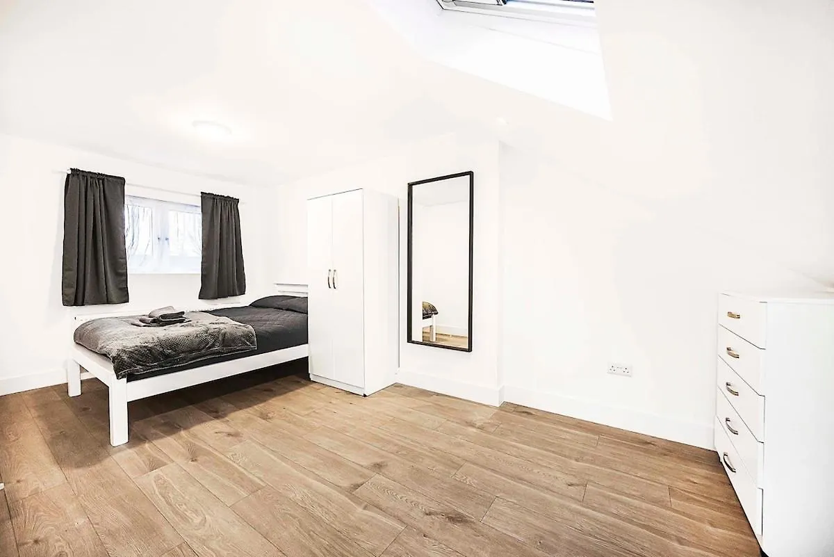 Stylish London Flat - 5 Sleeper Apartment Ilford