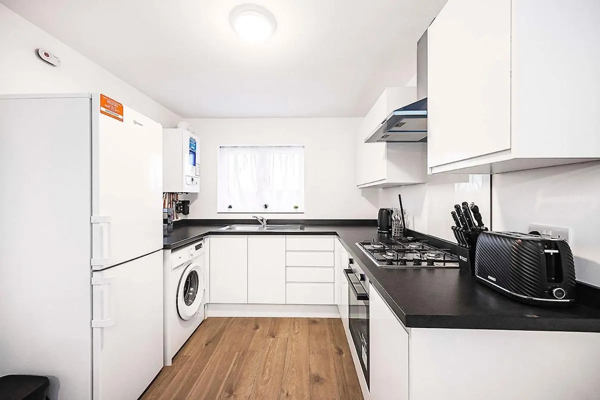 Stylish London Flat - 5 Sleeper Apartment Ilford 0*,  United Kingdom