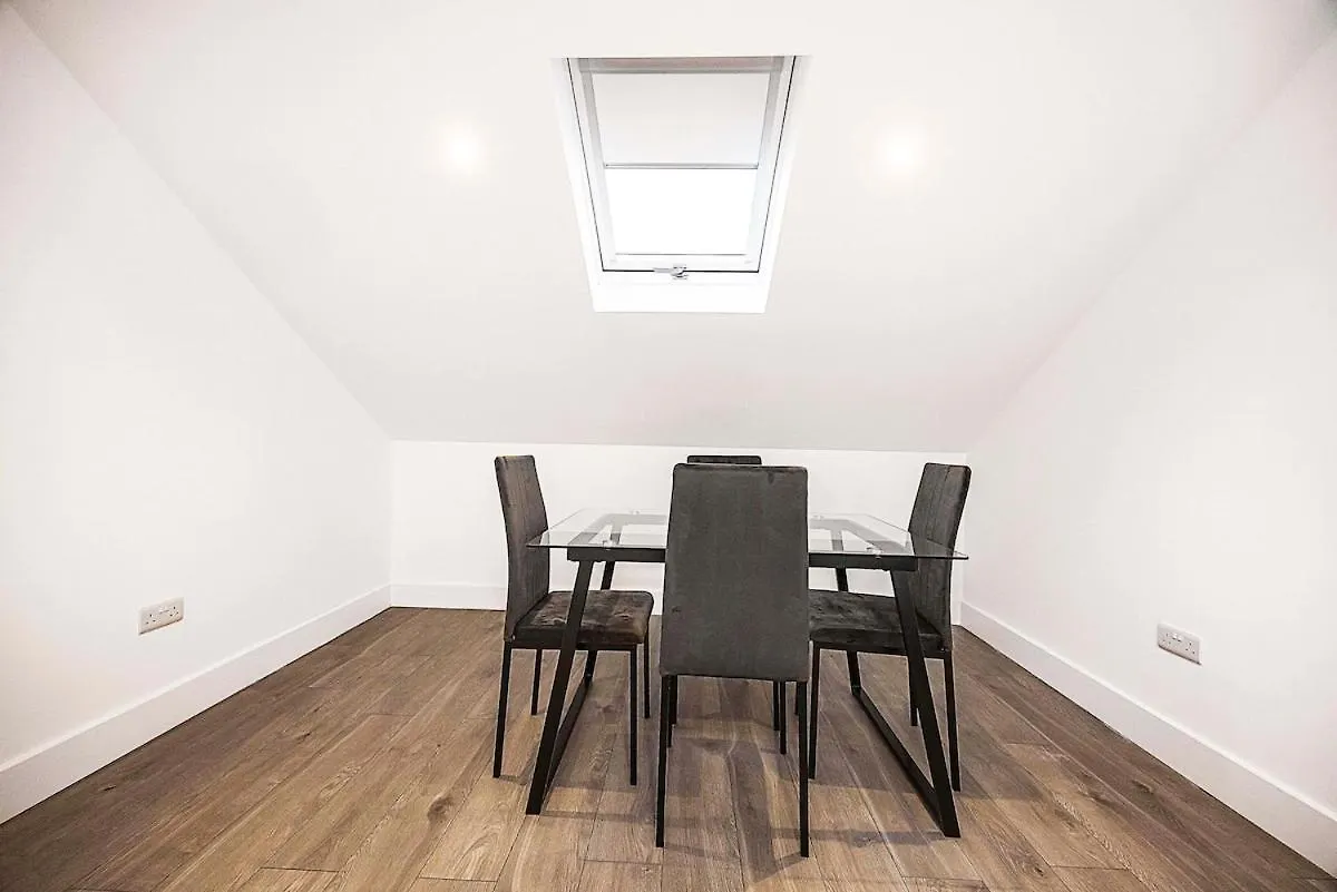 Stylish London Flat - 5 Sleeper Apartment Ilford