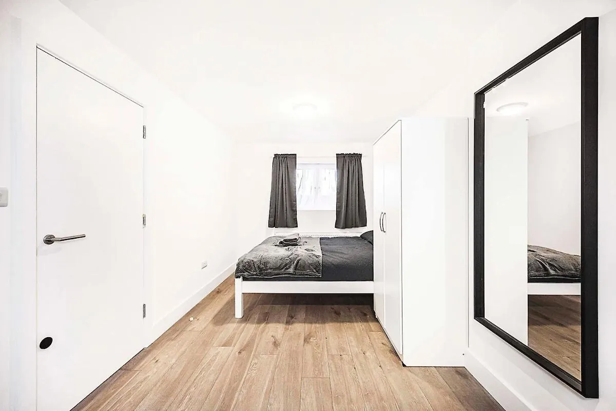 Stylish London Flat - 5 Sleeper Apartment Ilford