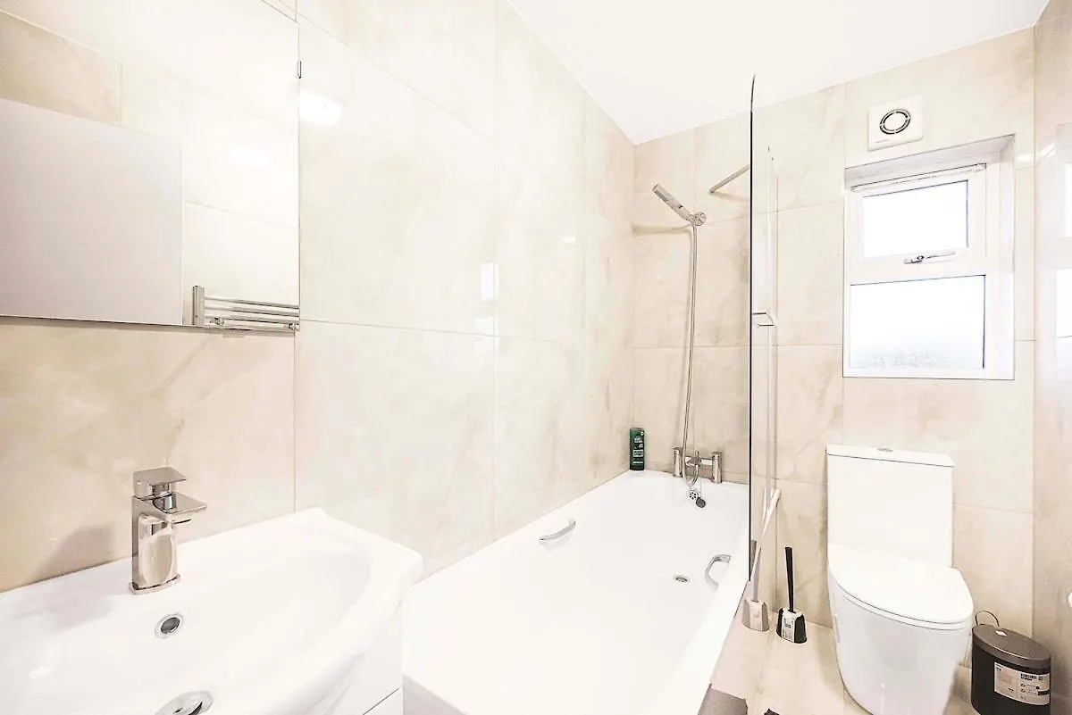 Stylish London Flat - 5 Sleeper Apartment Ilford