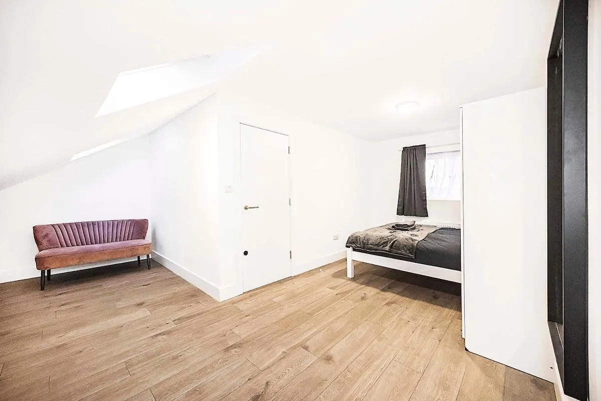 Stylish London Flat - 5 Sleeper Apartment Ilford