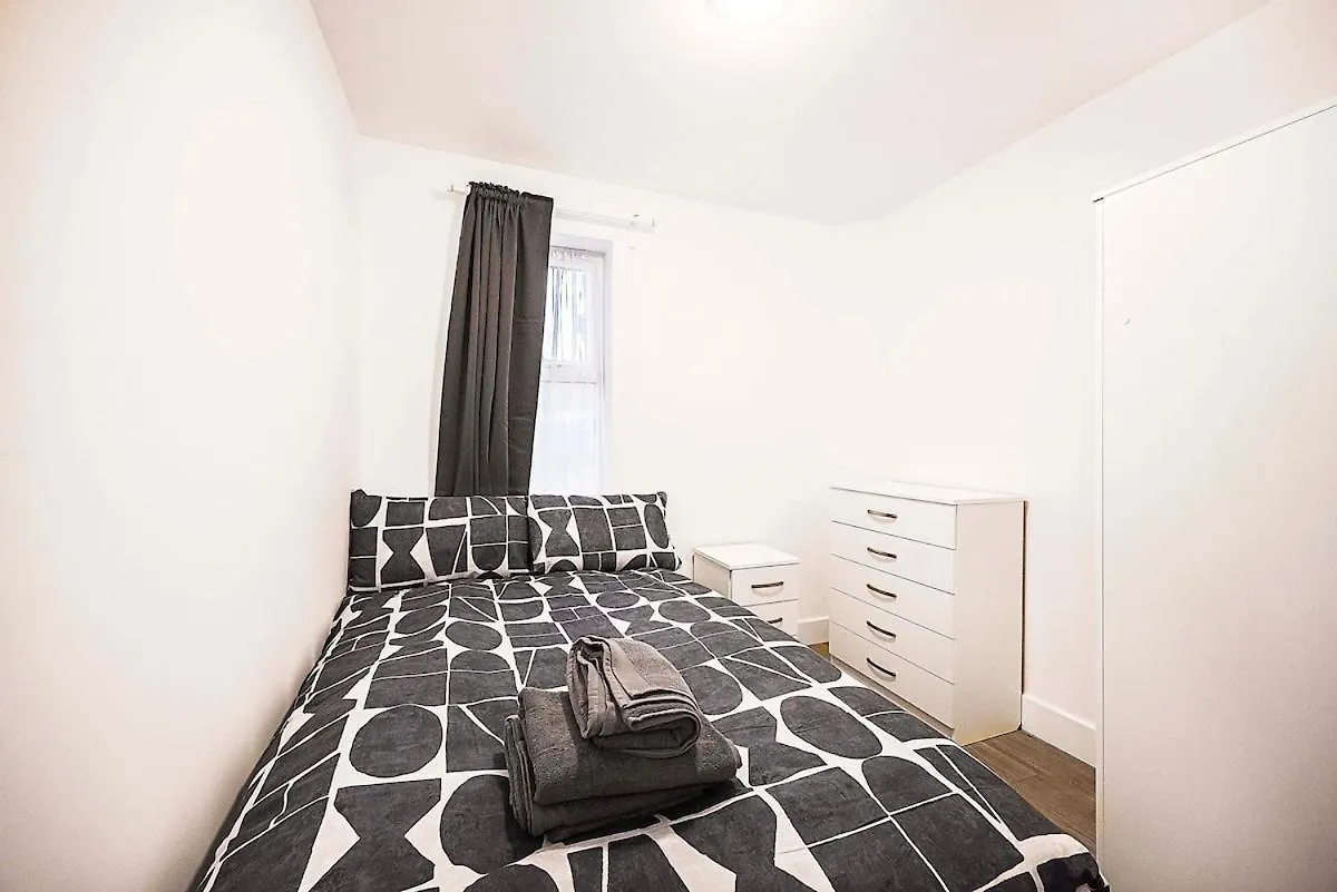 Stylish London Flat - 5 Sleeper Apartment Ilford