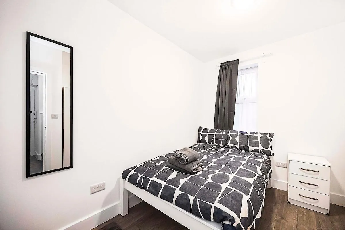 Stylish London Flat - 5 Sleeper Apartment Ilford 0*,  United Kingdom